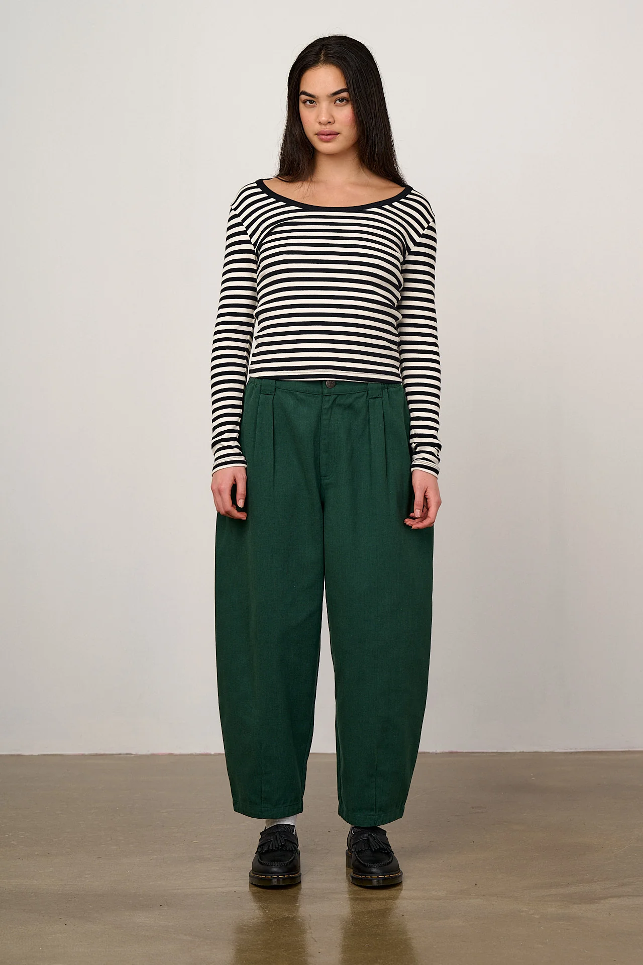 Ashby - Cotton Barrel Leg Trousers in Posy Green - Image 2