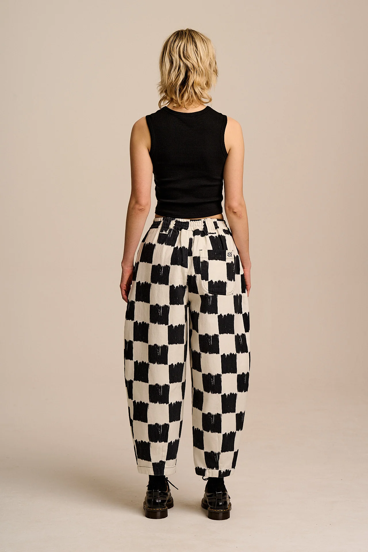 Ashby - Cotton Barrel Leg Trousers in Black & Ecru Blurred Checkerboard - Image 10