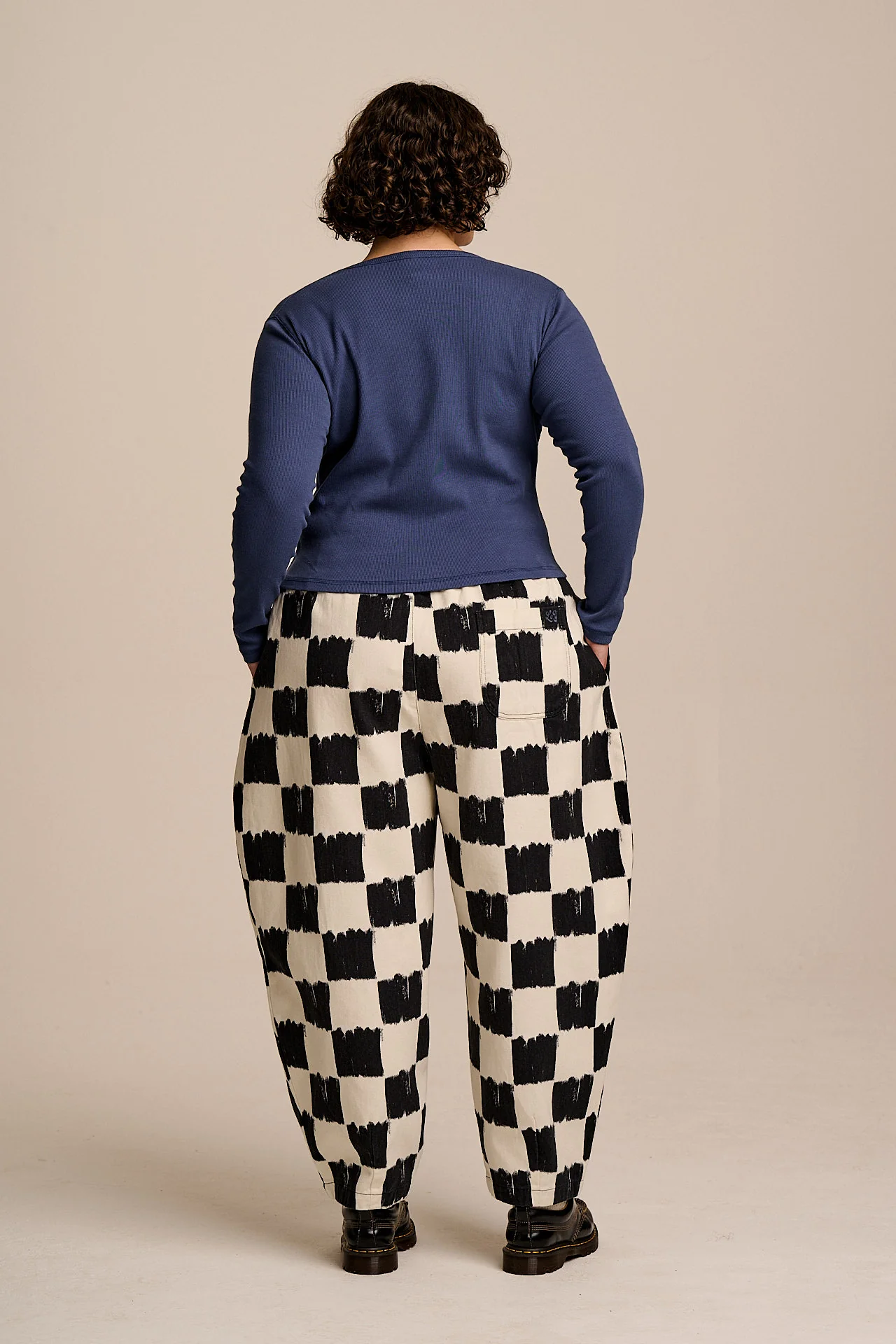 Ashby - Cotton Barrel Leg Trousers in Black & Ecru Blurred Checkerboard - Image 7