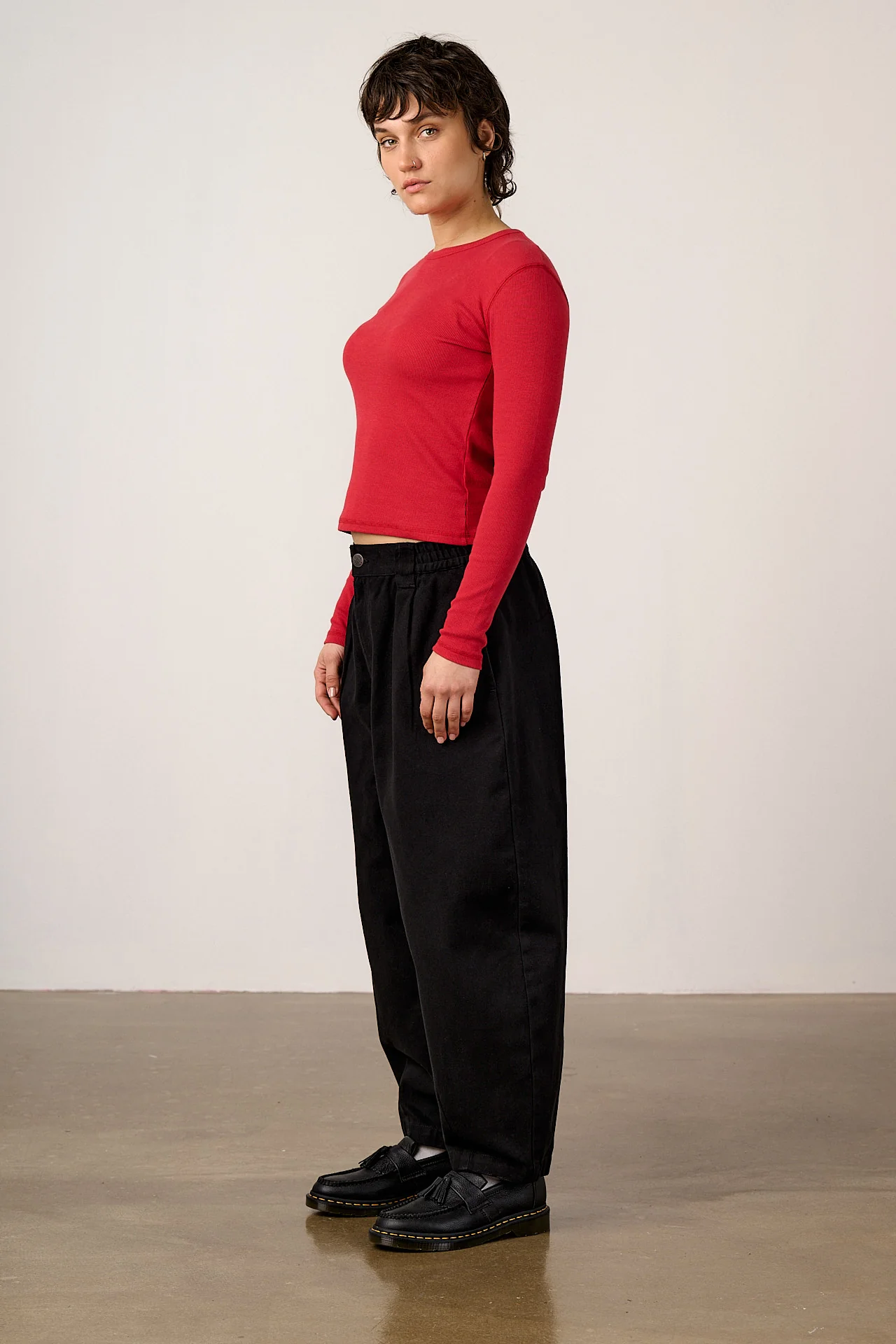 Ashby - Cotton Barrel Leg Trousers in Black - Image 6