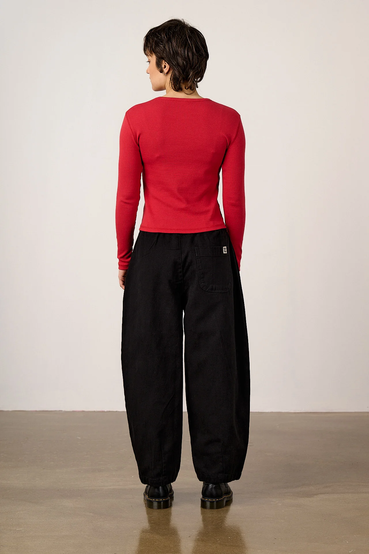Ashby - Cotton Barrel Leg Trousers in Black - Image 9