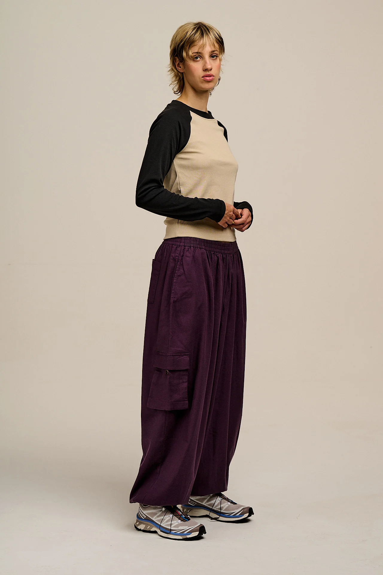 Avi - Long Sleeve Raglan T-Shirt in Black & Beige - Image 6