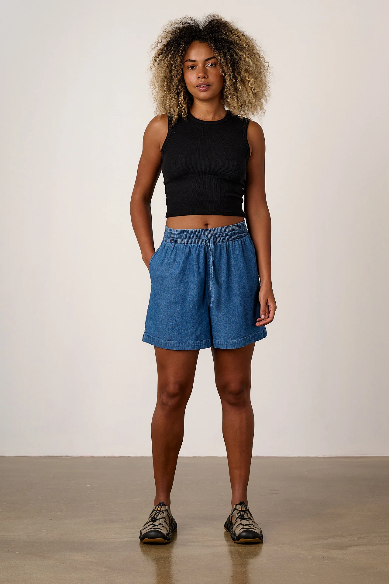 Charlie - Lightweight Denim Shorts in Mid Wash - Image 3