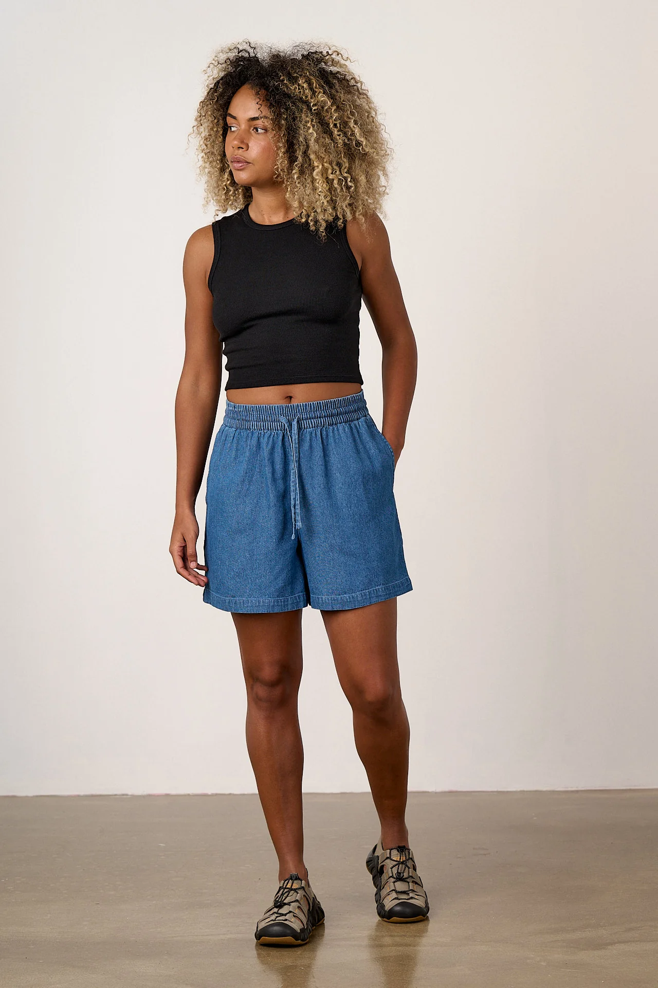 Charlie - Lightweight Denim Shorts in Mid Wash - Image 4