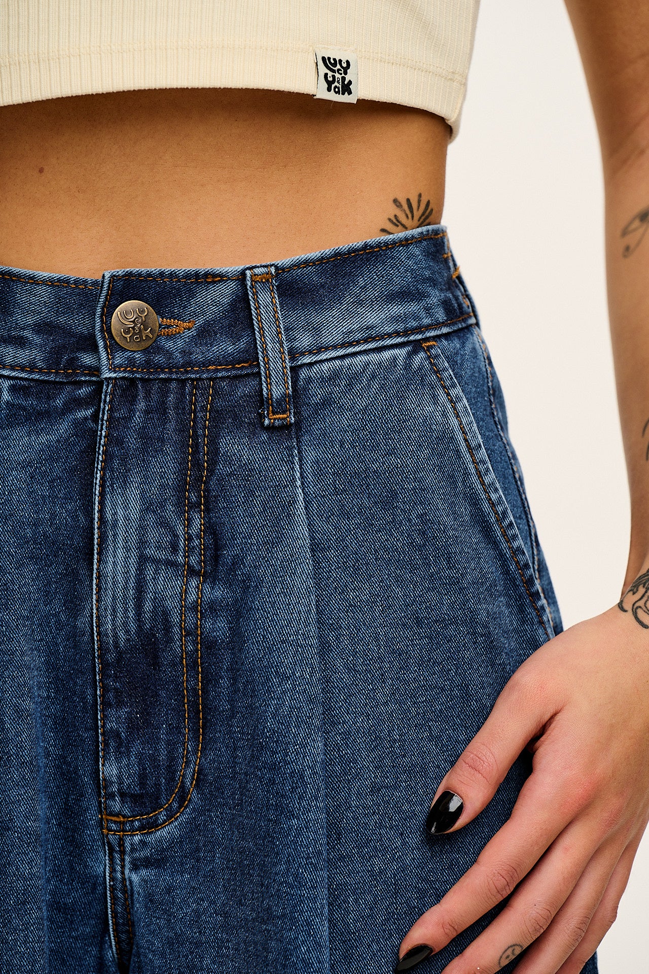 Cole - Wide Leg Denim Jeans in Mid Wash Blue - Image 4