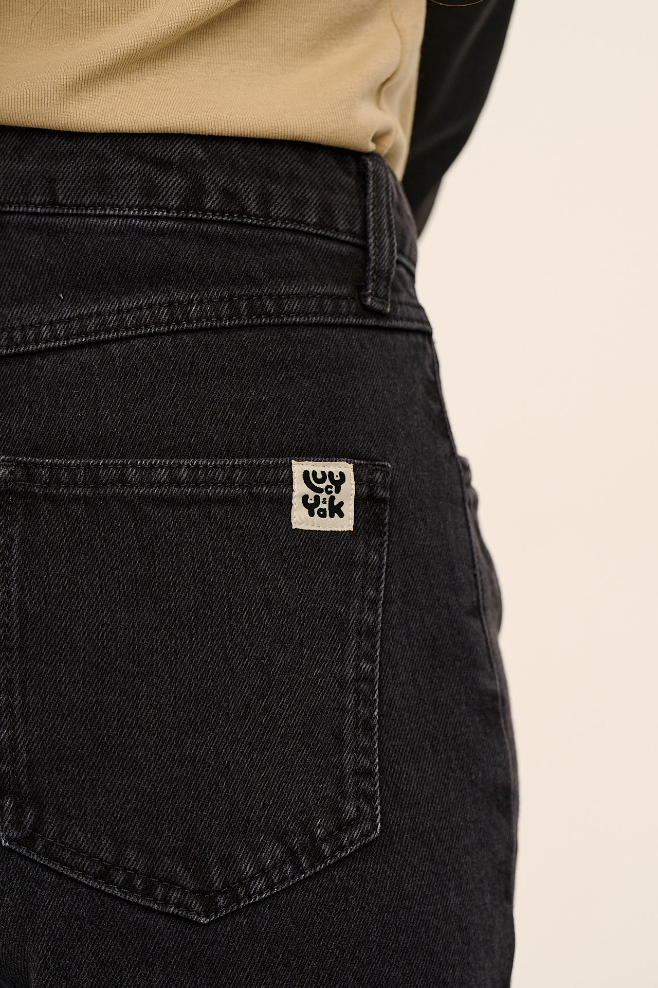 Dana - Mom Denim Jeans in Washed Black - Image 6
