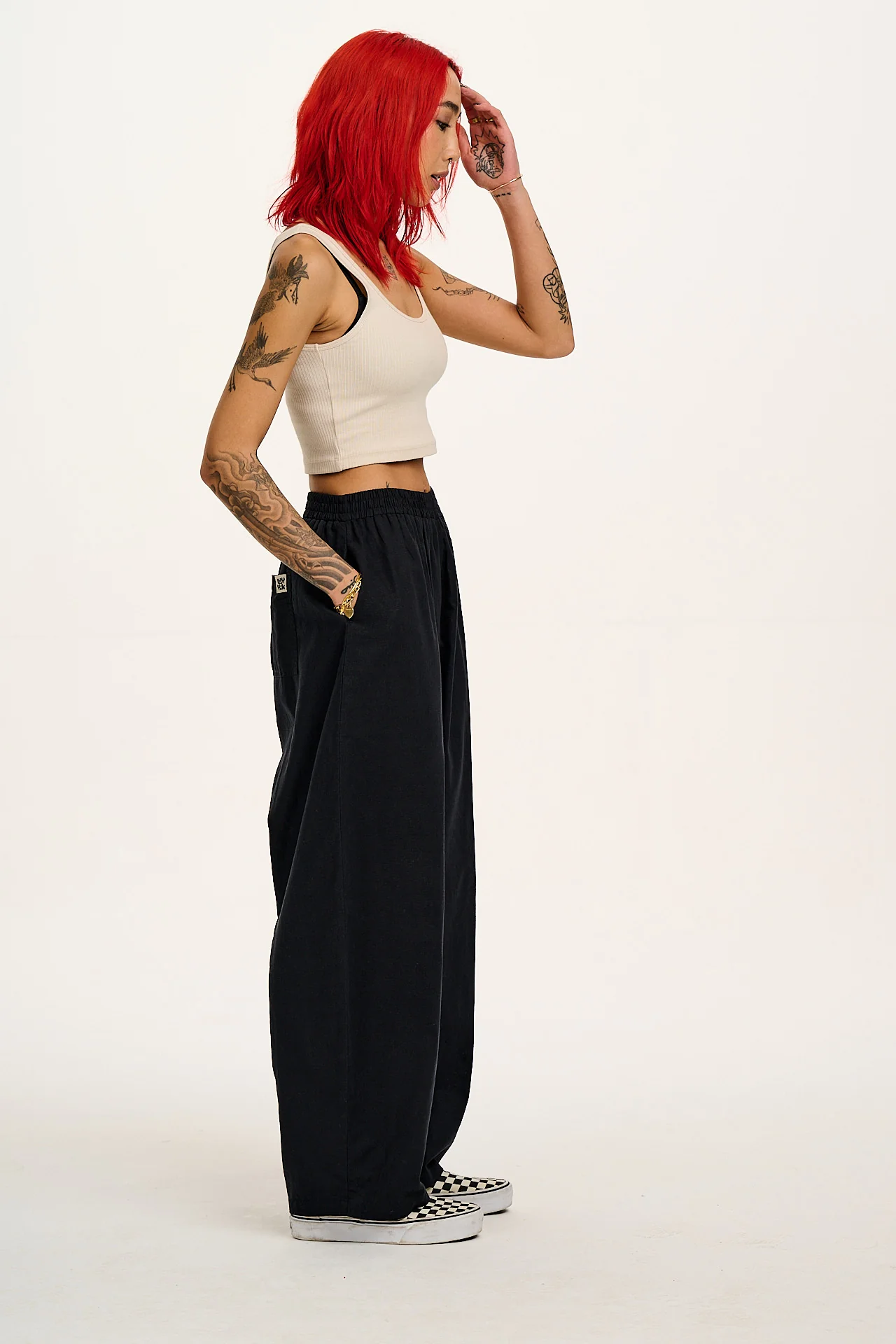 Freddie - Barrel Leg Cotton & Linen Trousers in Black - Image 6