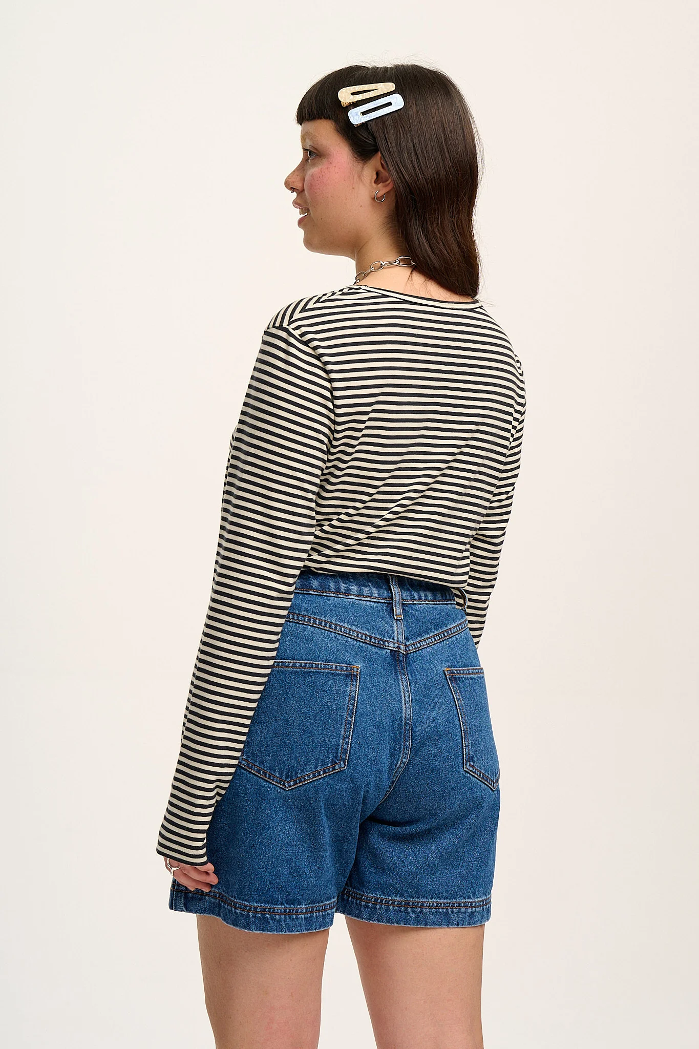 Rey - Long Sleeve Cotton T-Shirt in Black & White Stripe - Image 4